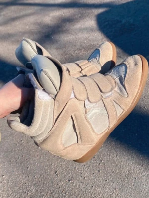 Isabel marant - Äkta Isabel marant skor strl 39. Använt skick, och defekt på insidan av flärpen (syns ej)  har ej vågat tvätta av dom ifall ja gör nåt fel. 