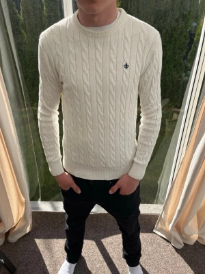 Vit kabelstickad tröja från Morris - Riktigt snygg kabelstickad tröja från Morris. Strl S, personen på bilden är 183 cm lång. Finns en liten fläck som man kan se på tredje bilden. Skicka gärna prisförslag. Kika in min profil för mer schyssta plagg.