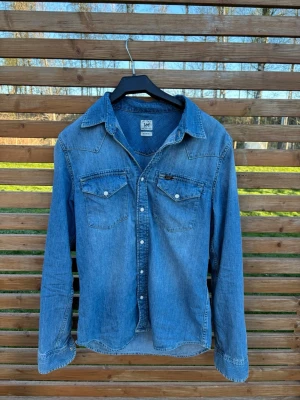 Lee jeans skjorta - Sällsynt  - Skick: 8/10 | Storlek: S | Pris: 399 | Finns en defekt som ni kan se på bild 2 | Passar längd 170-175 | Hör av er vid frågor! 🙌  Bra att veta:  - Jag gör ej returer!