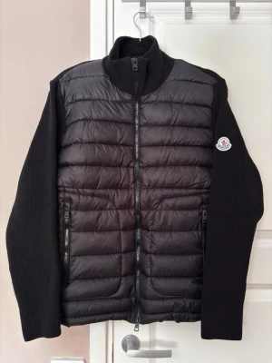 Moncler cardigan - Säljer ett par feta cardigan som är i storlek d men passar även som m. Ställ frågor och pris kan diskuteras vid snabb affär. Har använts under en sommar men har inga defekter