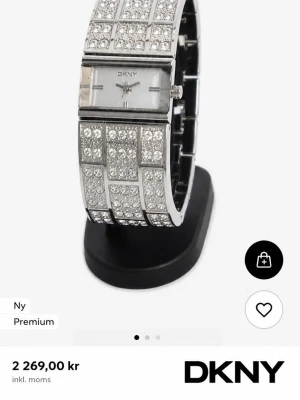 DKNY silverklocka med små diamanter NYSKICK - Snygg och trendig klocka från DKNY i silverfärgat metallarmband med rektangulär urtavla. Armbandet är täckt av gnistrande diamantstenar som ger en lyxig känsla. Perfekt accessoar för dig som vill sticka ut och addera lite extra bling till din stil. Mycket vacker klocka och givetvis äkta! Nyskick! 