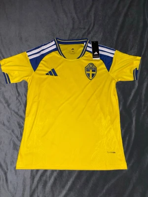 Sverige fotbollströja  - Den klassiska gula Svenska hemmatröjan, en perfekt fotbollströja inför VM
