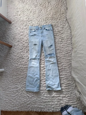 Ljusblå jeans med hål - Supercoola levis jeans med hål i sig bootcut