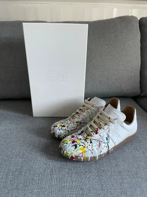 Maison Margiela Skor - Maison Margiela Skor storlek 40/26,9cm| skick 9/10 är som nya har bara använts ett fåtal gånger| köpta från merchsweden för 5499kr mitt pris 3499kr| medföljer allt og och har digitalt kvitto från merchsweden| har du frågor hör bara av dig.