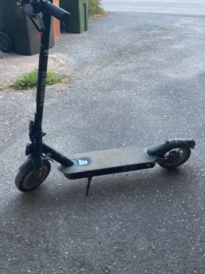 Elscooter E-Wheels E2S V2 svart - Säljer en svart elscooter av modellen E-Wheels E2S V2. Scootern har robust ram i metall, stora hjul med röda detaljer och en bred ståplatta. Perfekt för smidig transport i stan och enkel att fälla ihop när den inte används. Kostar 5480kr ny och går i 25km/h