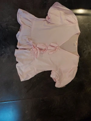 Rosa rosette tröja. - Rosa rosett tröja från Gina Tricot.