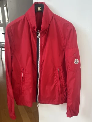 Röd vindjacka från Moncler - Extremt snygg röd Moncler vindjacka i st S (st 2) för endast 2799kr! Nypris 8500kr. 