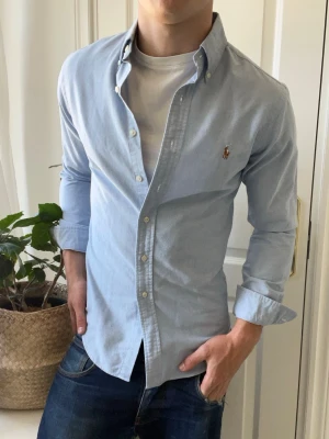 Ralph lauren skjorta  - Ralph lauren skjorta slim fit, Inga defekter! Modellen i bilderna är 180 cm 75 kg och bär Storlek S , Kom med frågor! 🌟 (Kan gå ned i pris vid köp av paket 😉) 
