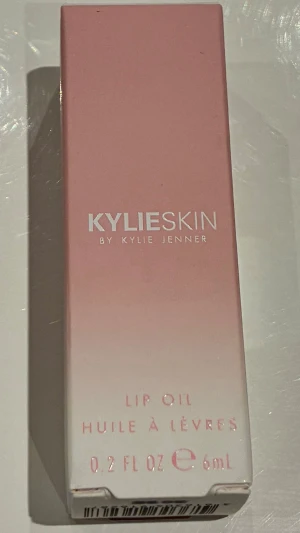 Läppolja - Denna läppolja återfuktar, ger komfort och gör att läpparna ser mjukare och naturligt fylliga ut.  https://www.kicks.se/kylie-cosmetics-lip-oil-coconut  Från rökfritt hem men vi har hundar.