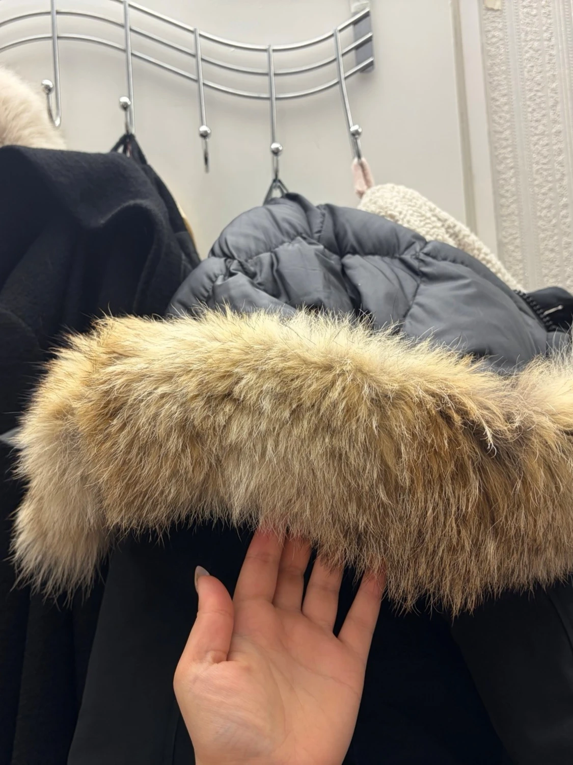 Svart parkas med pälskantad huva - 3