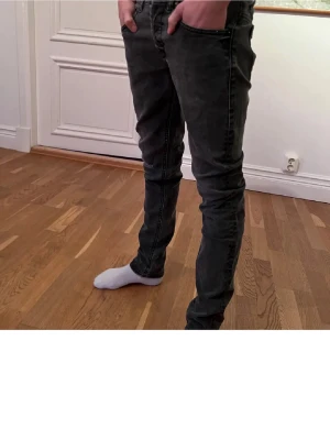 Dondup George jeans - Säljer nu ett par riktigt schyssta Dondup jeans i den populäraste modellen George. Jeansen är i storlek 31 och är som i nyskick med slitningar från fabrik🔥🔥. Nypris ligger runt 3500 men jag säljer endast för 899kr(priset kan diskuteras).