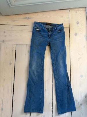 Blå bootcut jeans från Seafarer - Snygga blå bootcut jeans från Seafarer, modell Drake. Jeansen har klassisk femficksdesign, normalhög midja och är tillverkade i Italien. Perfekta för dig som gillar en avslappnad men trendig look. Snarare 24 i storlek än 26. 