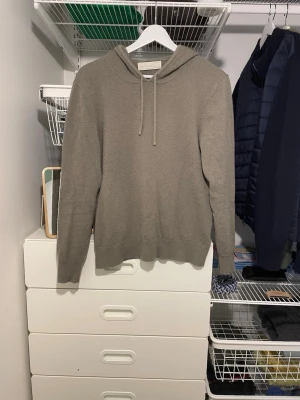 Sayless hoodie - Säljer denna riktigt schyssta Sayless cashmere hoodien. Använd ett fåtal gånger så i ett toppenskick. Kom gärna med prisförslag och kontakta vid funderingar!
