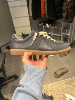 Maison margiela skor gats - Maison margiela gats i storlek 43. Skorna är i toppskick och allt OG tillkommer! Hör av fig vid frågor eller funderingar!