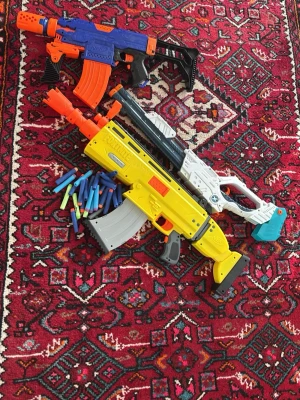 Nerf gevär och skumpilar - Säljer tre olika Nerf gevär i färgerna blå, orange, gul och vit samt ett gäng skumpilar i blått, grönt och grått. Perfekt för roliga Nerf-strider med vänner! Alla gevär har cool design och detaljerade former.