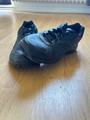 Reebok arbetsskor / halkfria skor stl 40.5 – Oil & Slip Resistant - Säljer ett par svarta Reebok arbetsskor i storlek 40.5, i bra skick. Perfekta för arbete inom restaurang, butik, vård eller andra miljöer där halksäkra skor behövs. Skorna har slitstark design med olje- och halkresistent sula för extra säkerhet och komfort under långa arbetsdagar.  • Märke: Reebok • Storlek: 40.5 • Färg: Svart • Oil Resistant & Slip Resistant sula • Bekväma och stabila • Bra begagnat skick  Perfekta som arbets- eller vardagsskor. Hör gärna av dig vid frågor eller intresse.