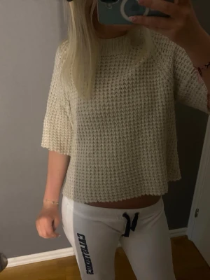 Beige stickad tröja  - Säljer en beige super mysig stickad tröja i storlek M. Gjort om den lite själv (kortat ner ärmarna)