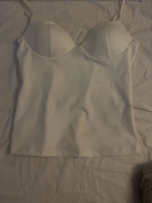 Gina tricot vit linne  - Det efterlängtade linnet från Gina tricot. Jätte fint till sommaren i storlek M 