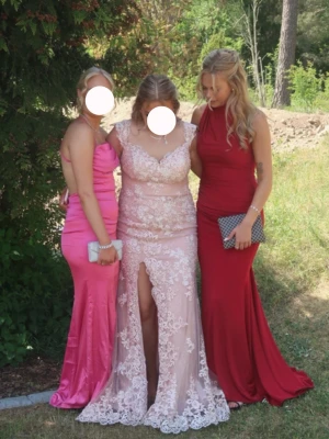 Vinröd balklänning - Säljer nu min fina balklänning som är i en vinröd färg med hög halsringning och ärmlös design. Klänningen har en figurnära passform och släp. Perfekt för bal eller festliga tillfällen. Använd en gång och släpet är lite brunt men inget som syns när man bär den. Den är köpt i en brud och balklännings butik (nypris 4500kr). 