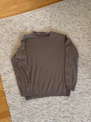 Stickad tröja Oscar Jacobson - Snygg stickad tröja från Oscar Jacobson i mjuk ullmix. Klassisk rund halsringning och ribbade muddar vid ärmslut och nederkant. Perfekt för lager-på-lager och enkel att matcha med jeans eller chinos.