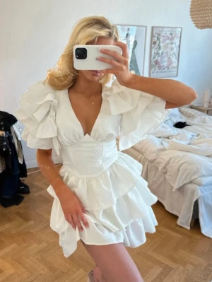 Jätte fin studentklänning  - Säljer denna jättefina studentklänning då jag har hittat en annan, de tre första bilderna är lånade !! Är i fint skick och kan postas omgående. 💞💞🩷