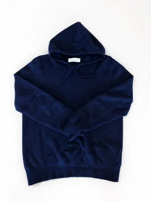 Mörkblå cashmere hoodie Sayless - Mysig mörkblå hoodie från Sayless i lyxig cashmere. Klassisk modell med huva och dragsnören, ribbade muddar och avslappnad passform. Perfekt för dig som vill ha en stilren och bekväm look med extra mjuk känsla.