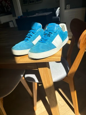 Valentino flycrew - Fräsha valentino flycrews med alla nitarna kvar i riktigt fint skick endast att sulan har lossnat lite men det märks inte så mycket och man kan limma Extra om det behövs. följer med dustbag valentino kort och extra snören! Storlek 41/42