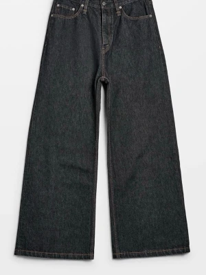 Svarta wide leg jeans från Hope Skid Rinsed black - Säljer ett par svarta Skid Jeans från Hope i modellen wide leg. Jeansen har hög midja, raka och vida ben samt klassiska fem fickor. Materialet är kraftig denim i en mörk tvätt. Perfekta för dig som gillar en avslappnad och trendig look.