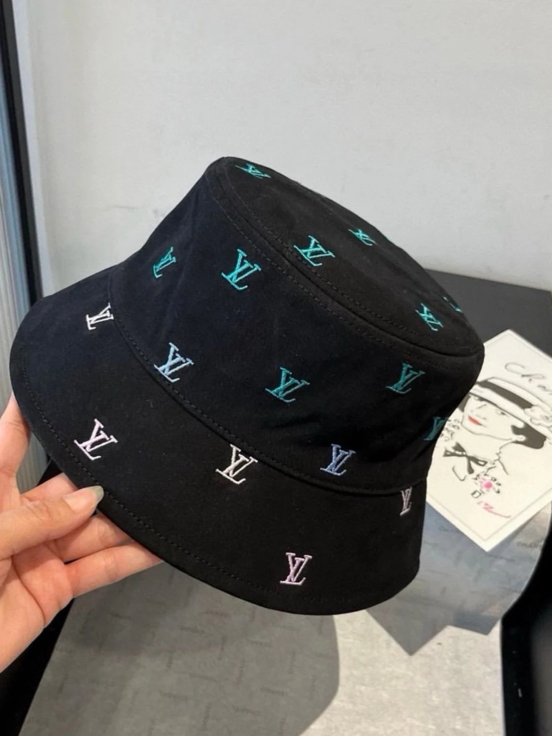 Svart bucket hat 