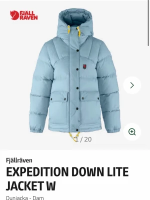Ljusblå Fjällräven dunjacka dam - Säljer en ljusblå Expedition Down Lite Jacket W från Fjällräven. Jackan har huva, gula dragskor, två stora fickor framtill och klassisk Fjällräven-logga på bröstet. Perfekt puffig modell i dun som håller dig varm under kalla dagar. köptes i vintras då endast använd 1 vinter💗