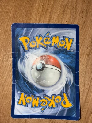 Pokémon kort  - Säljer ett Aegislash EX Pokémonkort med holografisk yta. Kortet har en cool design med metalliskt skimmer och visar Aegislash med 330 HP. Text och detaljer är på engelska. Perfekt för samlare eller Pokémonfans.