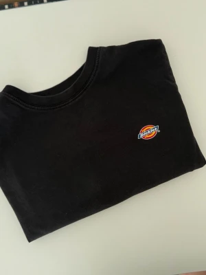 Black Dickies t-shirt  - Black Dickies t-shirt   Size: M Condition: used, in good condition  💰 Price: 70 kr  📦 Fast shipping / meet-up possible DM if interested 💌