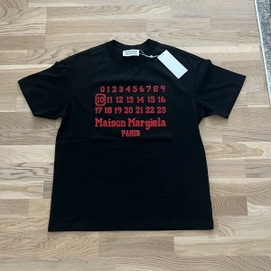 Maison margiela t shirt  - Riktigt snygg T-shirt från Maison Margiela, perfekt nu till sommaren, priset kan diskuteras!