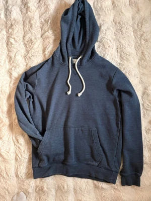 Blå hoodie från Pier One - Riktigt fin blå hoodie ifrån Pier One. Mycket fint skick och säljer då den är lite liten! Använd max 7 gånger! Inga slitage eller defekter tillkommer! Skickas samma dag som beställningen!  Hör av er vid eventuella frågor! 😊