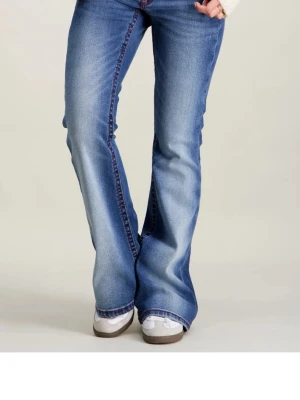Blå bootcut jeans med utsvängda ben - Snygga blå bootcut jeans med utsvängda ben och markerade sömmar. Jeansen har en klassisk femficksmodell och är tillverkade i denim med lätt tvättad effekt. Perfekta för en avslappnad och trendig look.