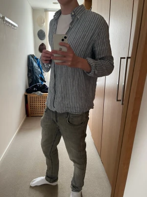 Massimo dutti skjorta - Tjena, säljer nu denna riktigt feta randiga skjortan från Massimo dutti. Saknar en knapp näst längst upp se sista bild.  Stoleken är S, killen på bilden är 182 cm. Släng iväg ett dm för frågor! 🙌🍾