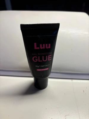 Luu Nail Rhinestone Glue  - Luu Nail Rhinestone Glue är ett starkt nagellim speciellt framtaget för att fästa stenar och dekorationer på naglarna. Ca 80% kvar.Perfekt för kreativa nageldesigner och dekorationer.
