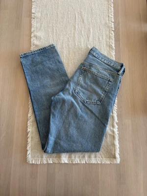 Herr blå relaxed fit jeans - Storlek 30/32 (CN175/76A) ifrån H&M. Rakt över midjemått: ca 39 cm. Innebenslängd: ca 75 cm. Skickas inom 48h kika in min profil för mer fina plagg. Skriv om ni har några frågor!
