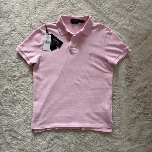 Polo Ralph Lauren pike - Tja ! Säljer en as fet rosa pike från Polo Ralph Lauren som passar perfekt nu till sommar | Skick 10/10 aldrig använd och tags finns kvar! | ÄKTA! | Storlek S | Nypris 1595kr | Mitt pris 899kr! | Hör av dig vid frågor eller funderingar! 