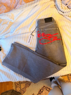 Ed hardy jeans  - Säljer ett par oanvända jeans från ed hardy då jag råkade beställa två och de är för sent att skicka tillbaka, nypris 1099kr