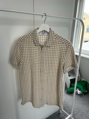 Bershka - Luftig stickadpiké tröja, perfekt till sommaren i storlek S. 