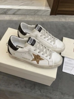 ✨Golden Goose Superstars✨- 38 - Tja! Säljer ett par riktigt snygga Golden Goose Superstars i storlek 42. De är sparsamt använda och i fint skick. Perfekta året runt, men passar extra bra nu till våren och sommaren. Lätta att matcha med många olika outfits och dessutom väldigt bekväma.  Nypris ca 6500 kr – säljs för 2899 kr. Priset är inte hugget i sten, så tveka inte att skicka ett bud!!!