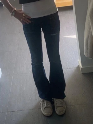 Supersnygga mörkblåa jeans från Gina. - Mörkblåa bootcut jeans från Gina. Bra kvalité på de, är i storlek S. 