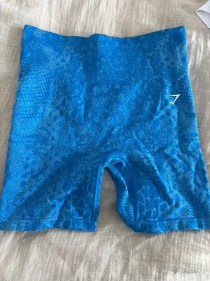 Blå seamless shorts från Gymshark - Snygga gymshorts/träningshorts från gymshark. Passar S-M skulle jag säga. Finns matchande delar att köpa i min profil och skapa en bundle med!💕skriv för frågor/bilder.