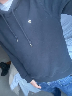 Hoddie från Morris mörk blå - Sjukt fet hoddie från Morris, har en liten arkhive look vilket är jävligt snyggt, är storlek M men passar S också bra, passformen är otrolig och hade gärnat vilja ha denna i min garderob egentligen, lappen är kvar på!!!!🙌💫💫💫