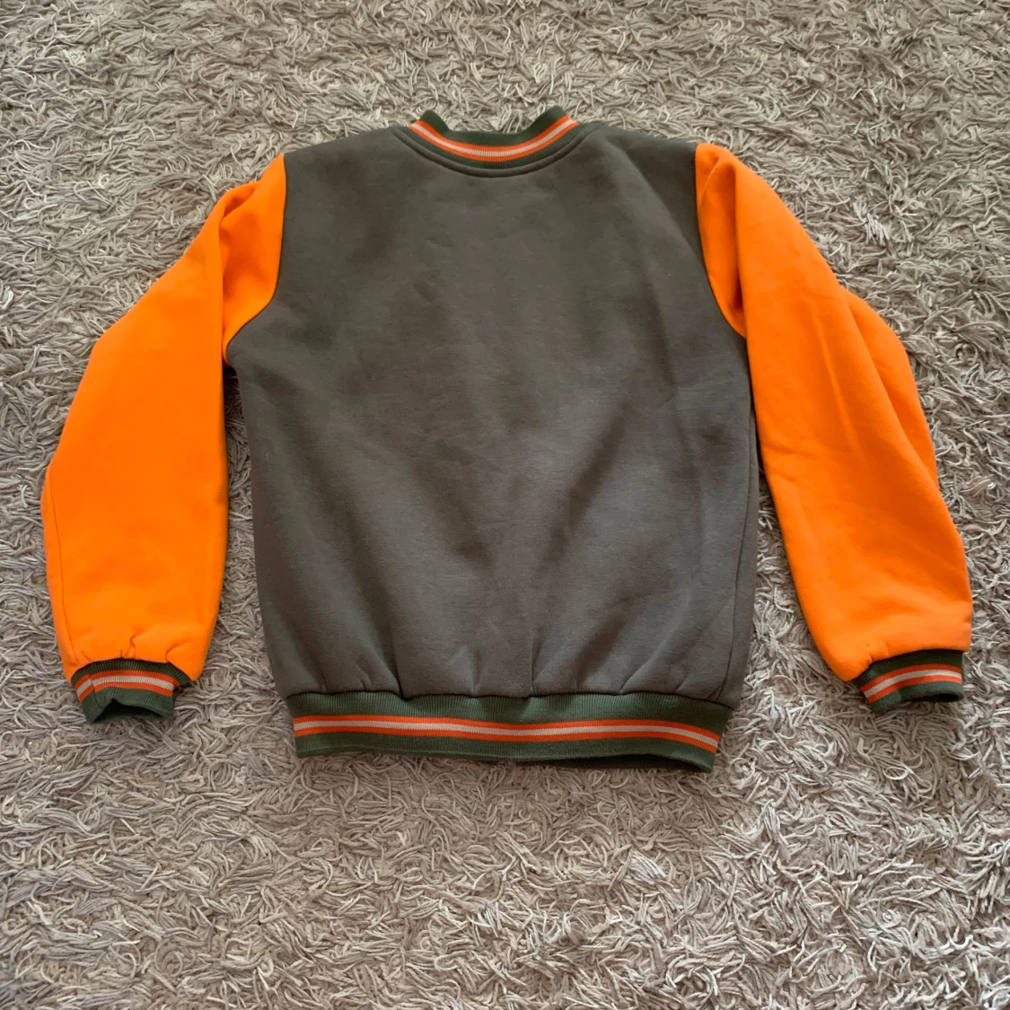Grå och orange bomberjacka - 1