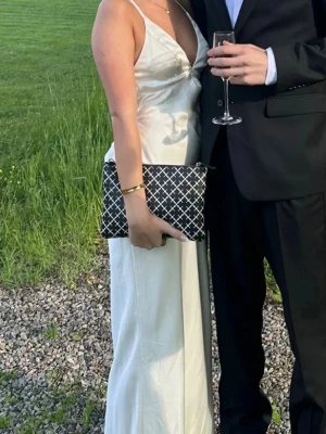 BALKLÄNNING - Obs!! Jag säljer i svart. Bilderna är lånade från min andra annons då det är samma modell bara en annan färg💕💕💕 i strl xs, pris går att diskutera !!