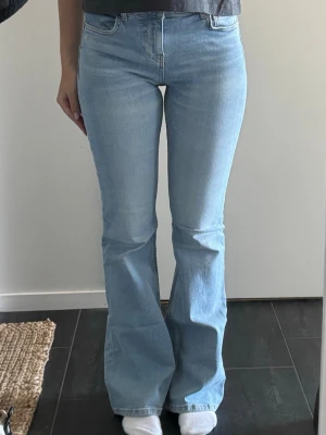 Ljusblå bootcut jeans - Bootcut jeans från Zara. Storlek 36.