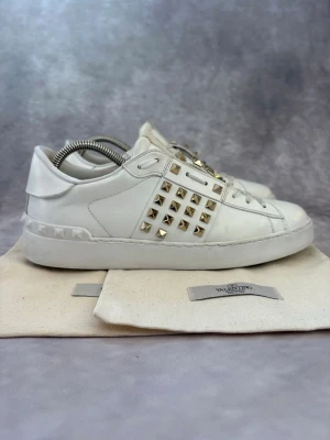 Valentino Rockstud Skor - Stl 40,5 (Unik Modell) - Fina Valentino skor i vitt, perfekt till våren och sommaren! Svårt att hitta dessa på andrahandsmarknaden 🙌🌷🏖️ | Mycket bra skick: 9,4/10 | Storlek: 40,5  | Ingår: Skorna, Skoboxen och Dustbags | Nypris: Ca 5500kr | Självklart äkta. Hör av dig vid frågor // Galgen 🫡