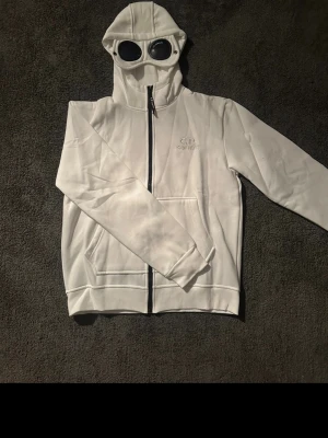 Cp Company Zip Hoodie  - Tjena! Säljer min C.P.Company tröja då jag inte använder den. Inga fläckar eller liknande (helt orörd). Hör av dig vid frågor och funderingar!🗽Billigare vid snabb affär!!!